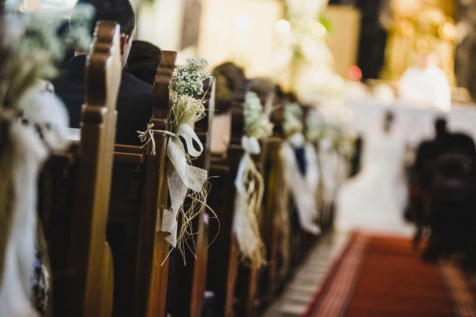 4 Beautiful Ways to Decorate Your Wedding Aisle